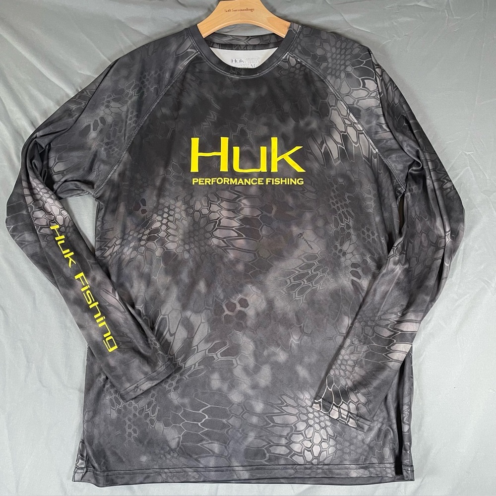 Huk Performance Fishing Shirt Men's Medium Long Sleeve Black Spell Out Active